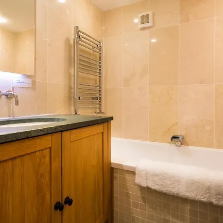 Sleeps 9 With Wifi * Kentmere