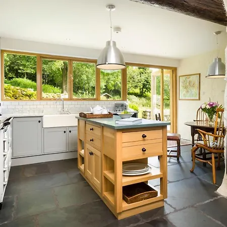 Sleeps 9 With Wifi * Kentmere